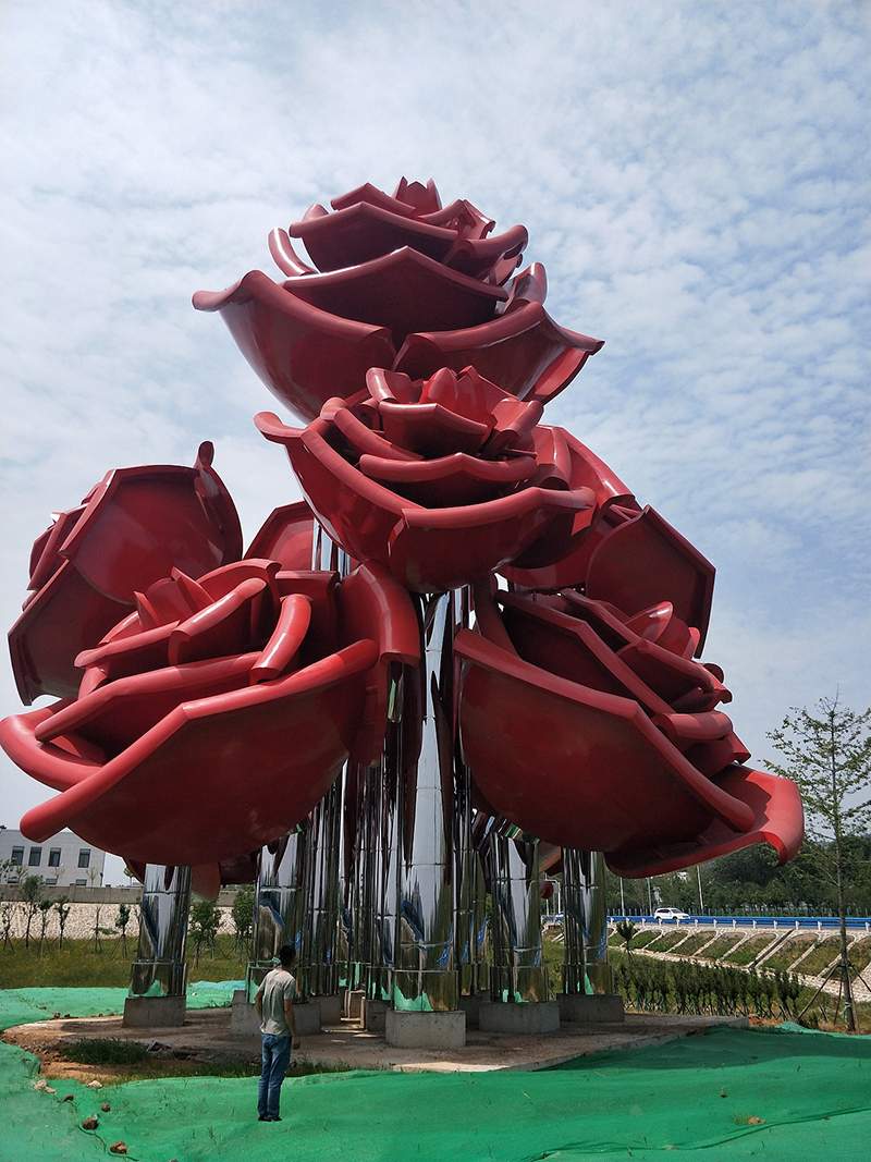 大型不锈钢玫瑰花雕塑施工完毕